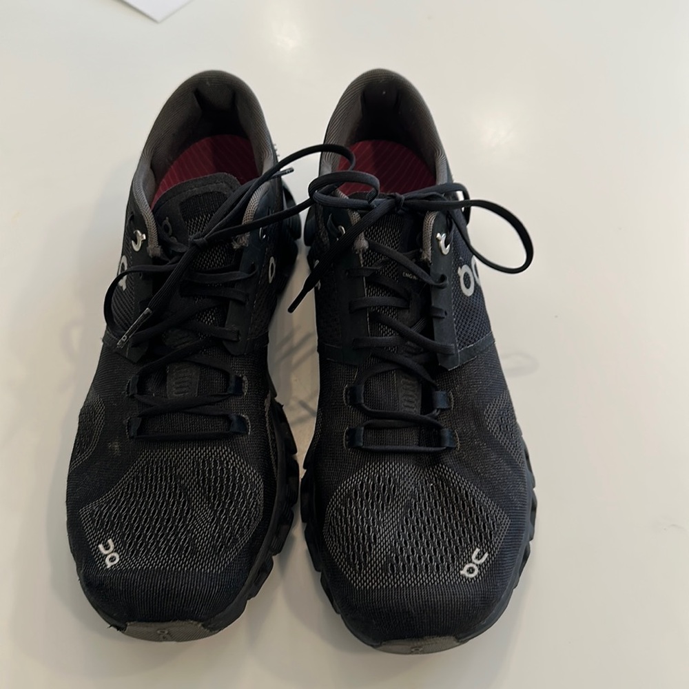 On cloud black ladies shoes